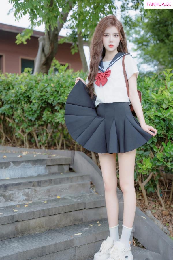   [XiuRen]高清写真图 2024.08.01 No.8948 拍黄瓜girl 制服美腿第81张图片